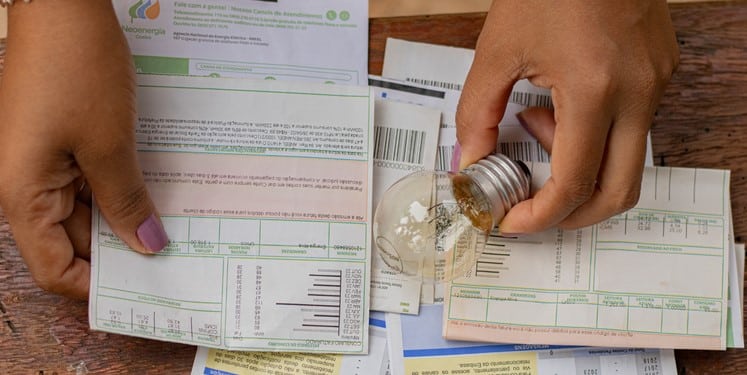 Desconto na conta de luz (Foto: Reprodução / Canva) 